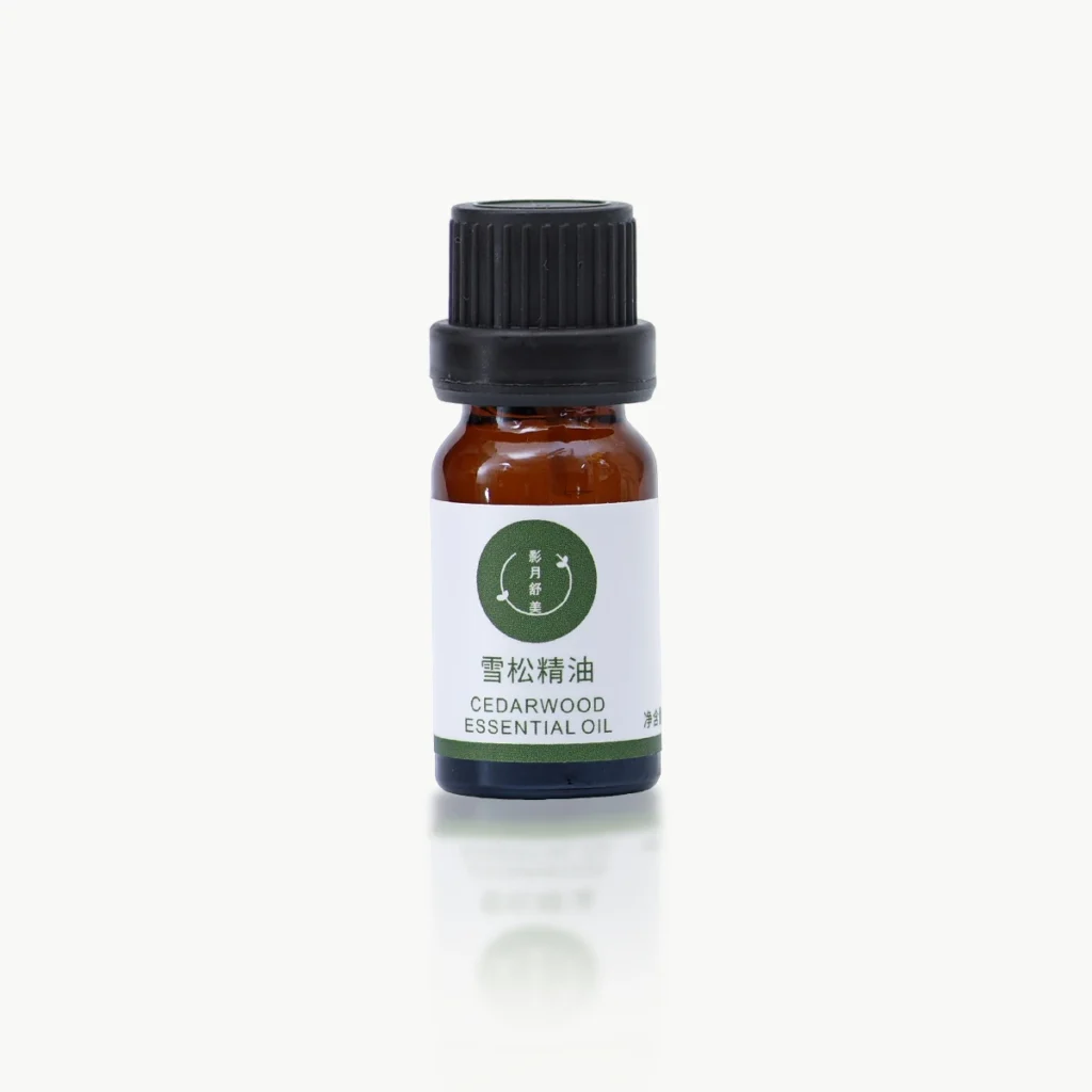 cedarwood_essential_oil_with_reflection_1118